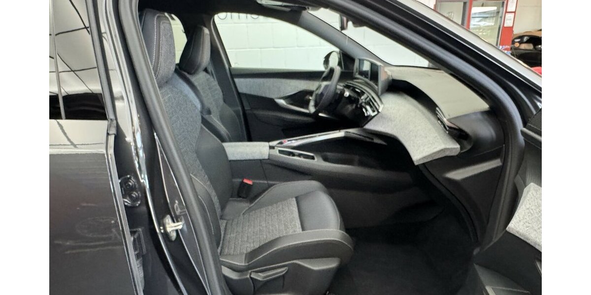 Peugeot 5008 145 Mild Hybrid Allure7 Sitzer LED CAM 30.800 km 27.320 &euro; Lich 35423