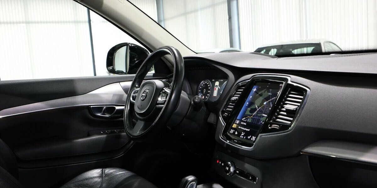 Volvo XC90 T8 P-HEV AWD EXPRESSION R-DESIGN / 7-SITZER 143.000 km 38.444 &euro; Hamm 59077