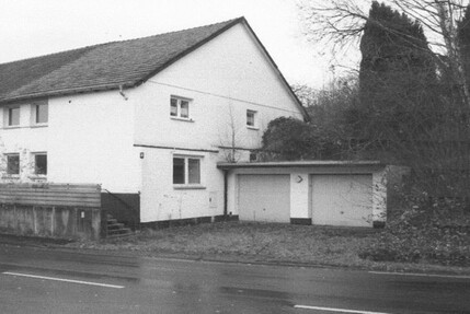 Mehrfamilienhaus, Doppelgarage und Grundstück