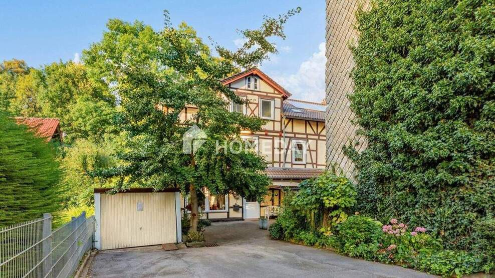Liebevoll saniertes Fachwerkhaus - ideal als Wohn- und Geschäftshaus mit Garagen und Hof 8 zimmer
