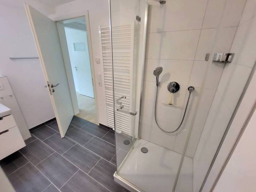 Exklusiv: Sanierte 3-Zi.-Wohnung mit Carport, Aufzug, Balkon & traumhaftem DOM-Blick am Mühlenteich
