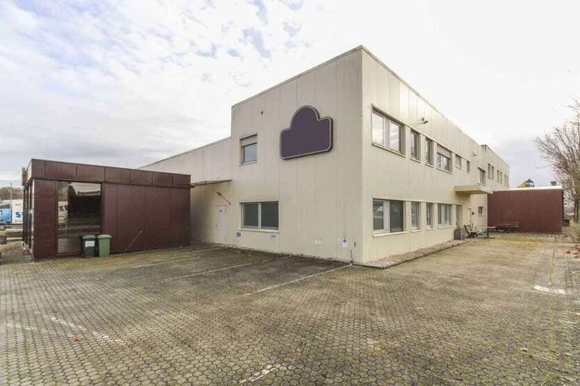 Halle in Regensburg 2.800.000 € 2742.27 m²