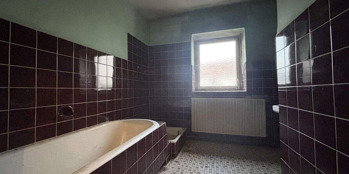 Einfamilienhaus mit Scheune und großem Hof - viel Potenzial in Kirchhain-Emsdorf 7 zimmer