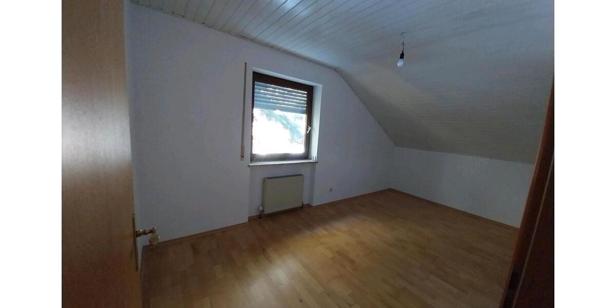 Dachgeschoßwohnung Geiselhöring - 4 Zimmer, 89 m&sup2;, 800&euro; | Angebot:25310536