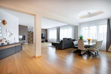 Haus zum Kaufen in Zell am Main 2.700.000 € 1402.11 m² 25 zimmer