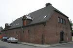 Ehemaliger, denkmalgeschützter Tarnbunker im Stil eines Bauernhofs