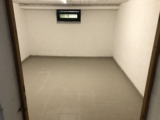 Wohnung im EG mit Balkon, Garage und Stellplatz in ruhiger Lage ... sucht lebensälteren Mieter ... 2 zimmer