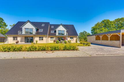 Moderne DG-Wohnung mit ca. 143 qm Wohn-Nutzfläche! 2 Balkone, hochw. EBK, Carport und Stellplatz! zimmer