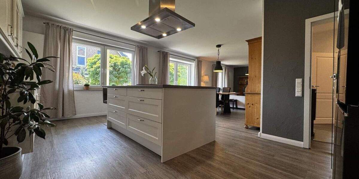 In Toplage - Saniertes großes Zweifamilienhaus mit parkähnlichem Garten und Platz für Ihre Autos... 8 zimmer