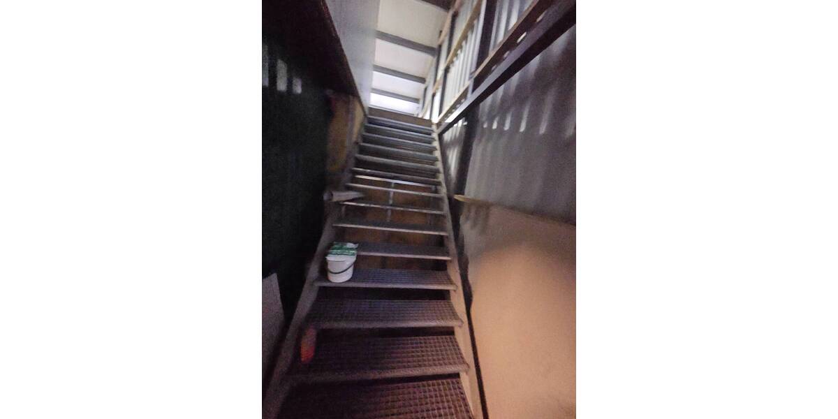 Pfeilerfreie Lagerhalle mit 2 Rolltoren, Büro, Lager, Teeküche, WC & zusätzl. Freifläche zimmer