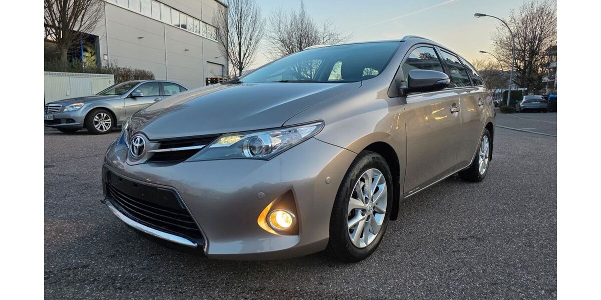 Toyota Auris 37.128 km 10.800 &euro; Fellbach 70736