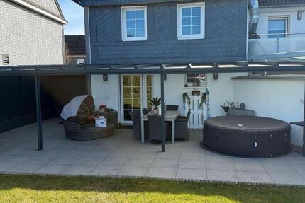Haus mit Carport,Balkon,Terrasse,EBK und Sauna in Burscheid zimmer