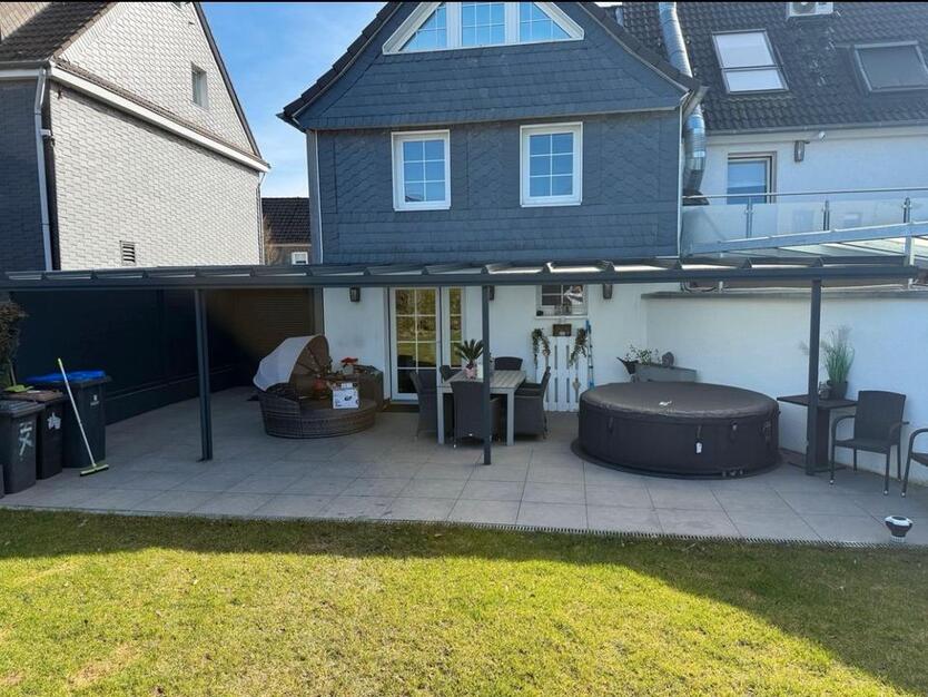 Haus mit Carport,Balkon,Terrasse,EBK und Sauna in Burscheid zimmer