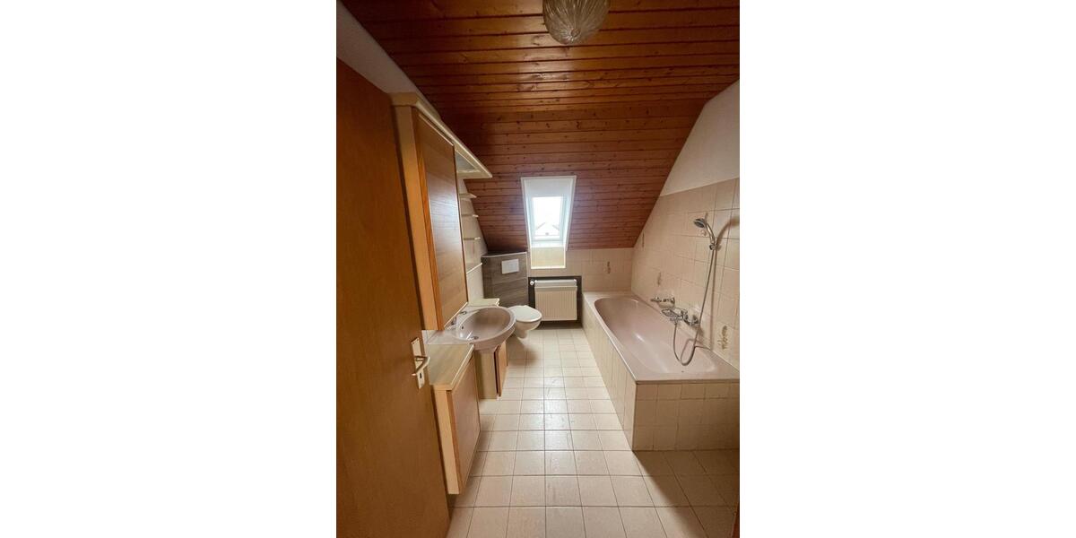 4 Zimmer Wohnung mit Kochnische, Garten u.evtl. Garage. Kaltmiete 4 zimmer