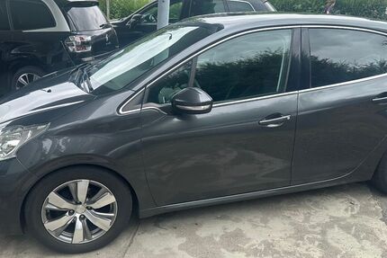 Peugeot 208 182.000 km 2.950 &euro; Siegen 57078