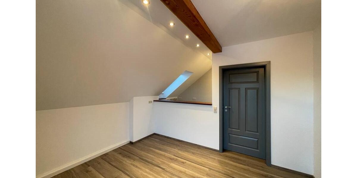 Dachgeschoßwohnung Drei Gleichen - 3.5 Zimmer, 82 m&sup2;, 779&euro; | Angebot:24554817