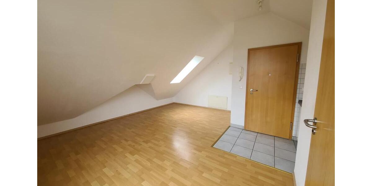 Kleines DG 1 Zimmer Apartment in LAT zentral mit kl. Küchenzeile 1 zimmer