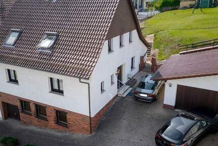 Schön gelegenes Einfamilienhaus mit Garagen und Garten zu verkaufen + sehr gepflegt + 4 Schlafzimmer und 2 Bäder 8 zimmer