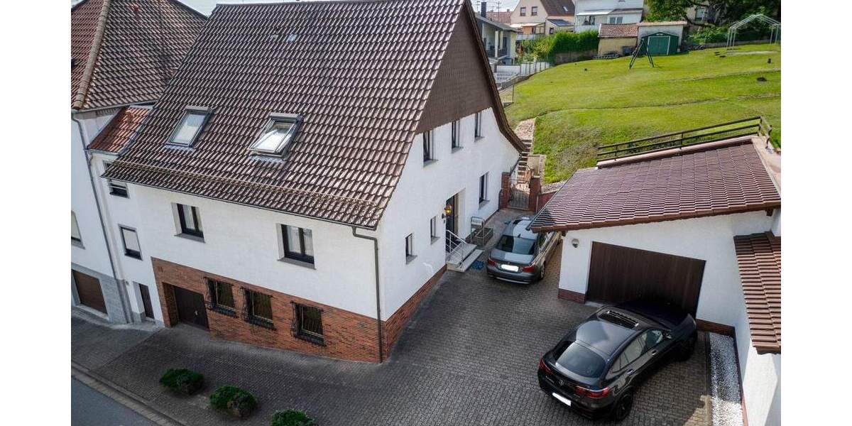 Schön gelegenes Einfamilienhaus mit Garagen und Garten zu verkaufen + sehr gepflegt + 4 Schlafzimmer und 2 Bäder 8 zimmer