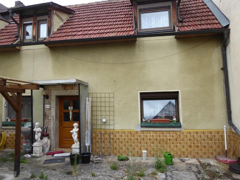 Einfamilienhaus mit Hof und Garage