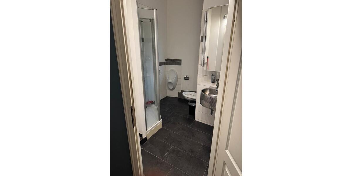 Wohnhaus und Wohnung und Lager mit Innenhof 80 m2 4 zimmer