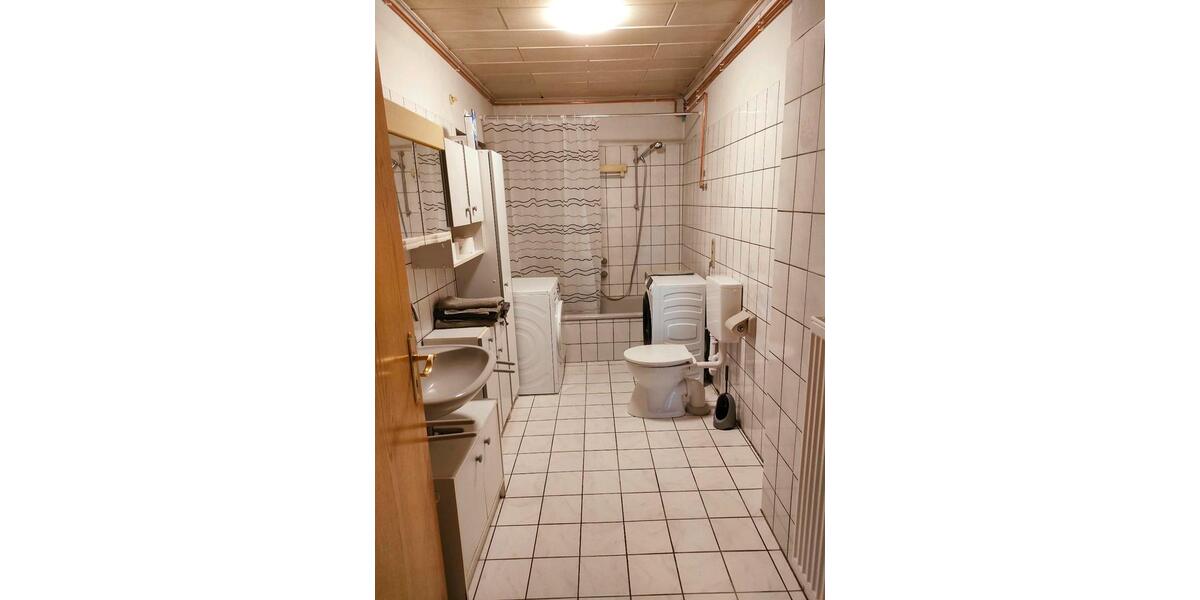 Einfamilienhaus Eschershausen - 11 Zimmer, 300 m&sup2;, 750&euro; | Angebot:25419553