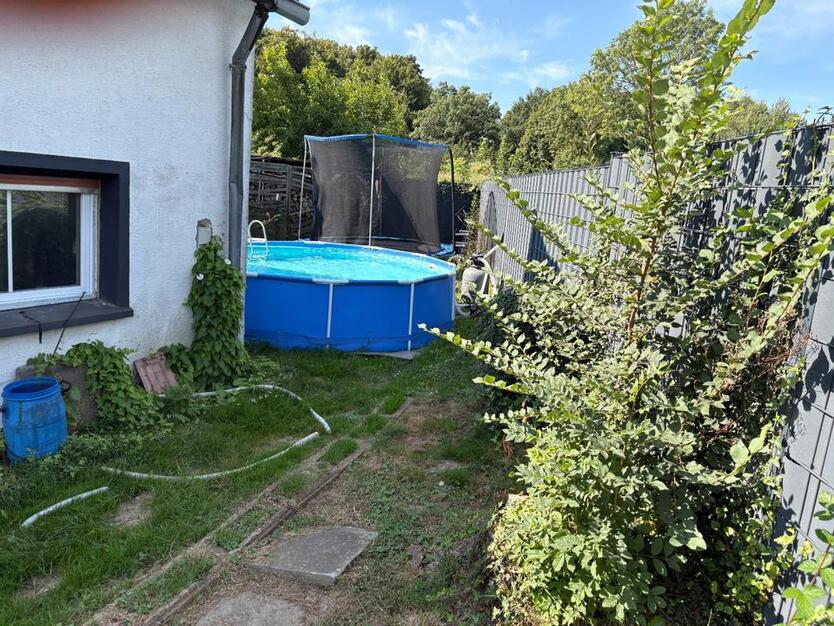 Freistehendes Einfamilienhaus mit großem Grundstück, 3 Garagen.