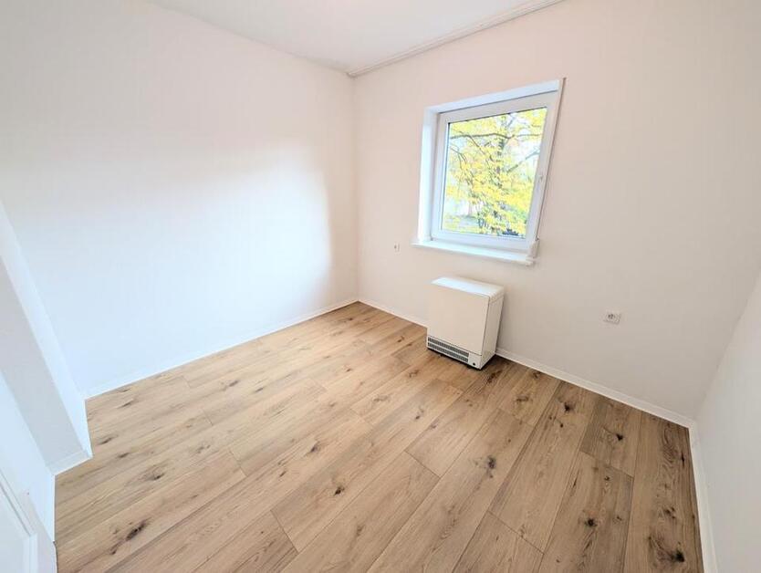 **Jetzt zugreifen:+weiße Wände +Laminat +modernes Tageslichtbad +Loggia** zimmer