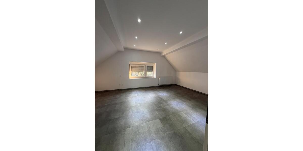 Dachgeschoßwohnung Bexbach - 4 Zimmer, 120 m&sup2;, 800&euro; | Angebot:25408160