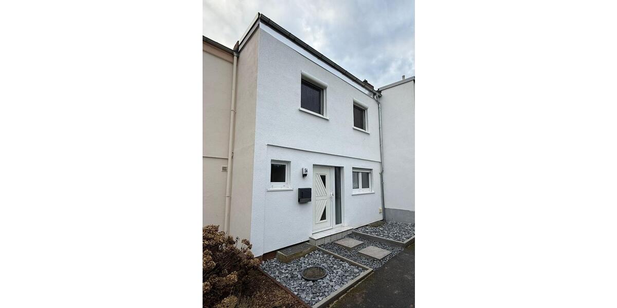 Kernsaniertes Einfamilienhaus mit Garten & Terrasse, 2 Garagen 4 zimmer