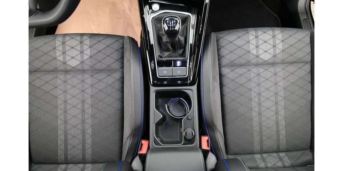 VW Golf VIII Variant 1.5 TSI R-Line LED+KAMERA+ACC 32.175 km 26.900 &euro; Hagenow 19230