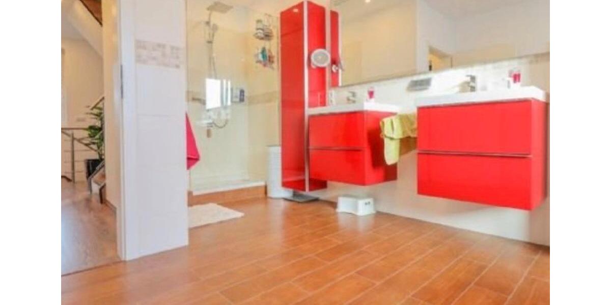 Gepflegtes Einfamilienhaus 135m2 mit Garage + Stellplätze 5 zimmer