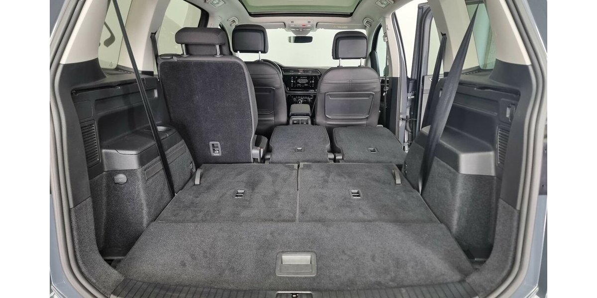 VW Touran Highline BMT LED ACC Nav Panorama 7-Sitze 37.700 km 27.850 &euro; Garrel 49681