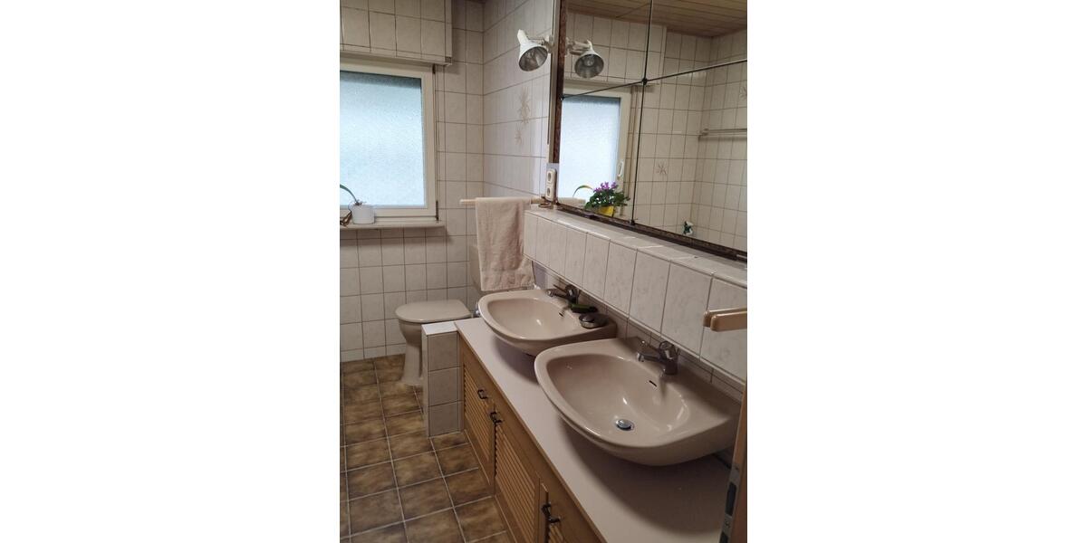 Großzügiges EFH mit ELW, Garten und Mehrfachgaragen 6 zimmer