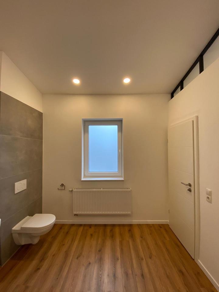 Helle 2-Zimmer-Wohnung mit offener Wohnküche & Abstellraum in NW zimmer