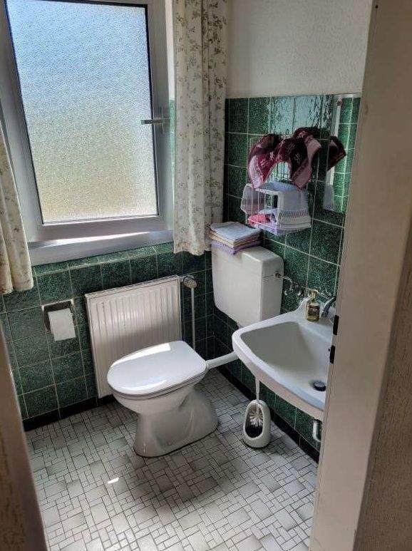 7-ZimmerHAUS MIT 3 BÄDERN, 2 GARAGEN UND GROSSEM GARTEN IN GUTER, ZENTRUMSNAHER WOHNLAGE!