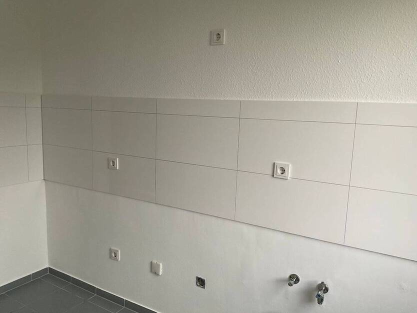 *City-Wohnung im Grünen* renovierte 3 Zimmer mit Balkon, guter Schnitt, Tageslichtbad mit Wanne