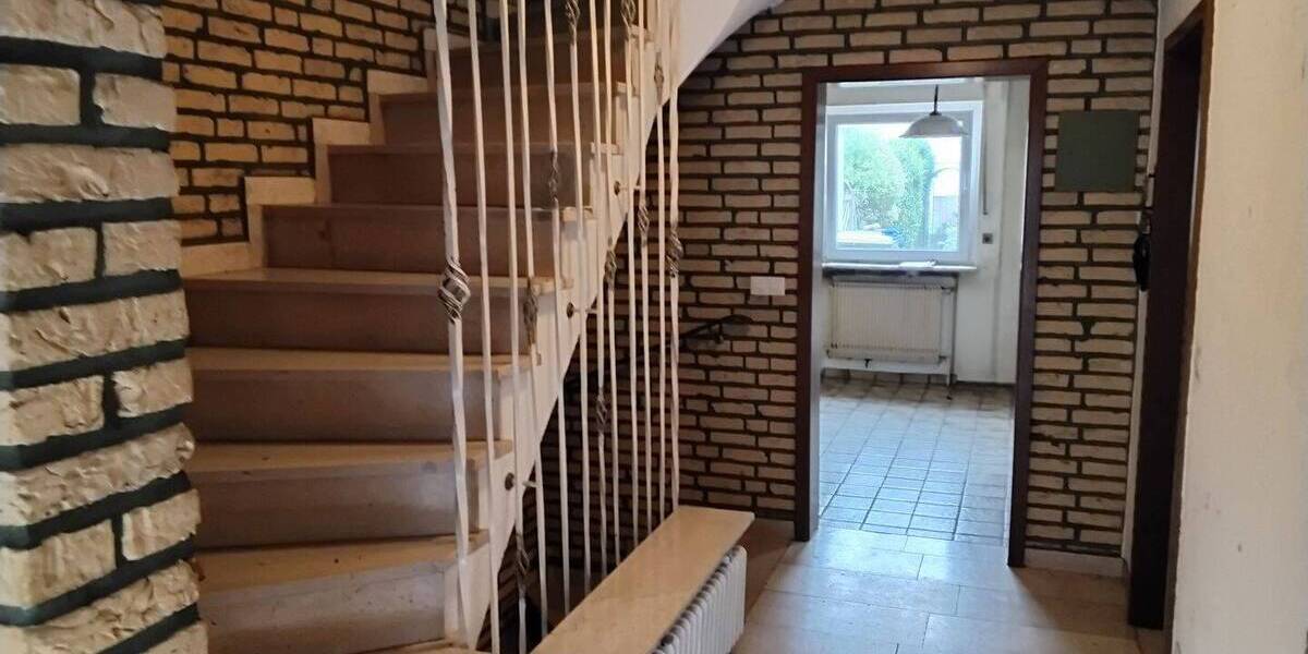 ***BÜSCHER IMMOBILIEN*** RESERVIERT!!! Geräumiges Reihenendhaus mit Vollkeller und 5 Zimmern auf einem Erbpachtgrundstück in zentrumsnaher Wohnlage 5 zimmer