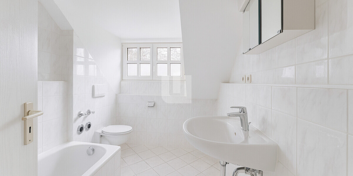 WINDISCH - Gemütliche 2-Zi.- DG Wohnung mit EBK und Balkon in ruhiger & zentraler Wohnlage 2 zimmer