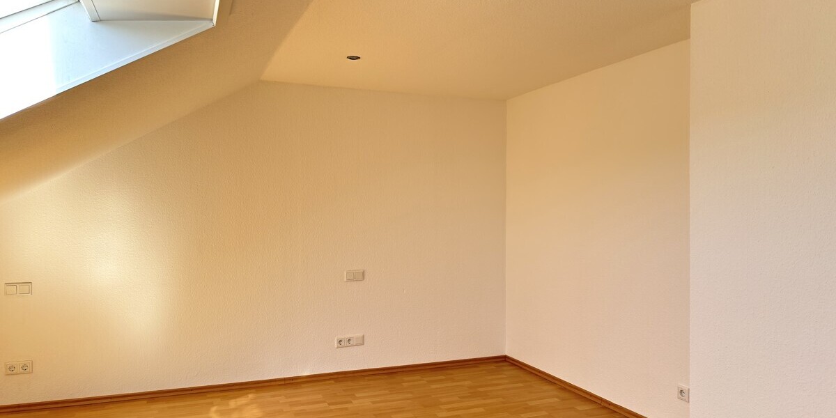 Helle 2-Zimmer-Wohnung im Dachgeschoss eines gepflegten Dreifamilienhauses! 2 zimmer