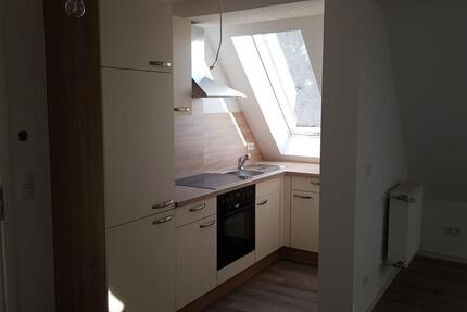Freundliche, kleine 2 Zimmer- Dachgeschoßwohnung mit Küche