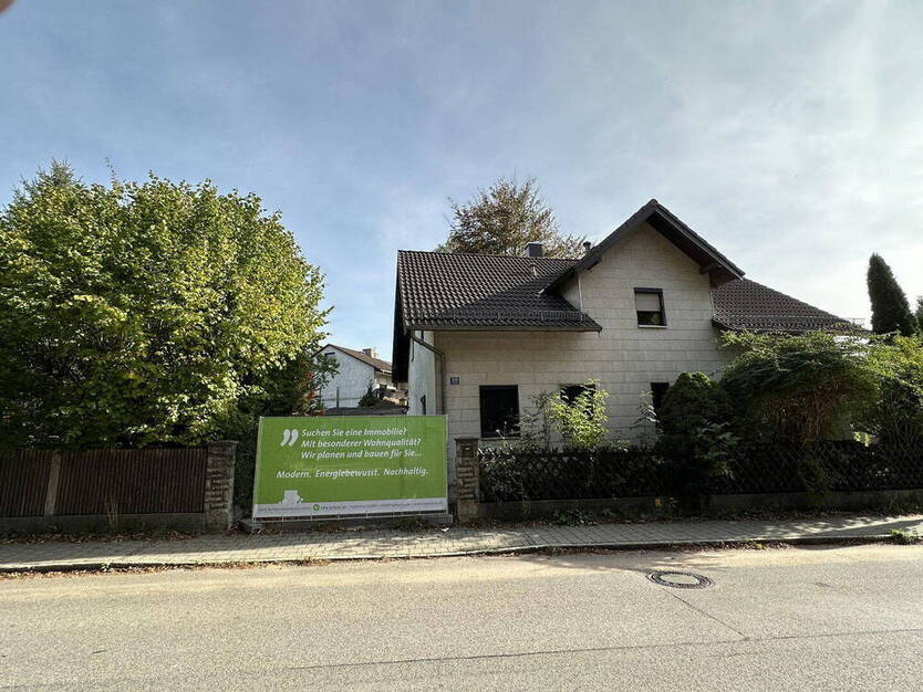 projektiertes Baugrundstück für ein Mehrfamilienhaus - 8 Wohneinheiten