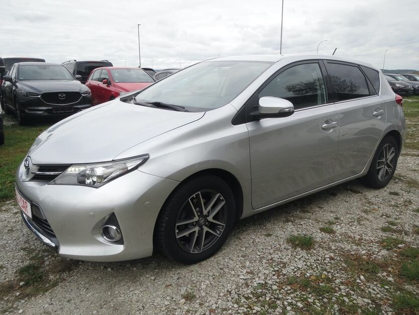 Toyota Auris 77.000 km 12.890 € Butzbach 35510