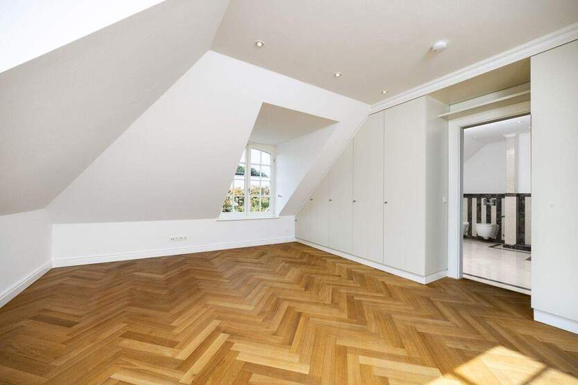 Exklusives Wohnen in Top-Lage von Alt-Meererbusch - Noble Villenhälfte mit hochwertiger Ausstattung 7 zimmer