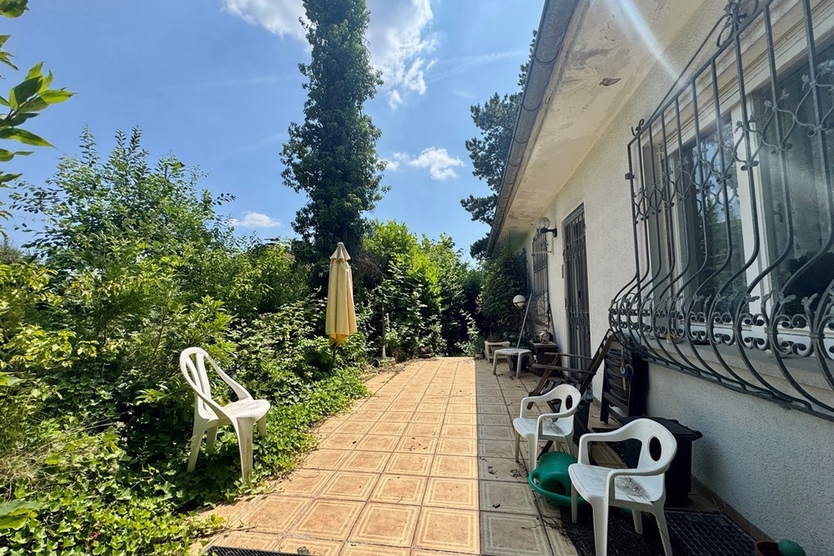 Oberursel - Oberstedten: Großzügiges Grundstück mit Altbestand! 3.5 zimmer