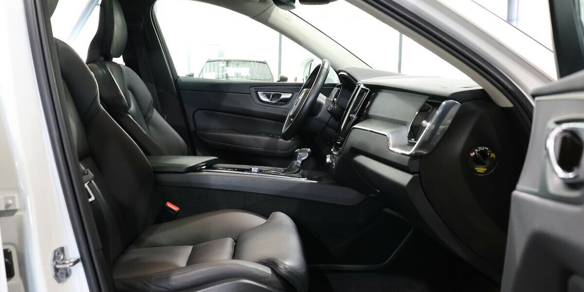 Volvo XC60 D4 MOMENTUM PRO / PANORAMA, MATRIX-LED 130.000 km 26.991 &euro; Hamm 59077