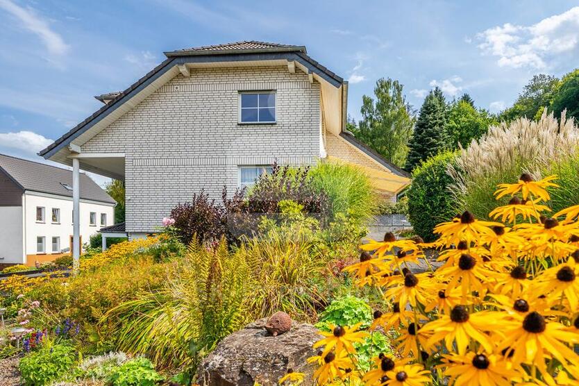 Großzügige Dachgeschoßwohnung mit Südterrasse und Blick ins Grüne in Lohmar.