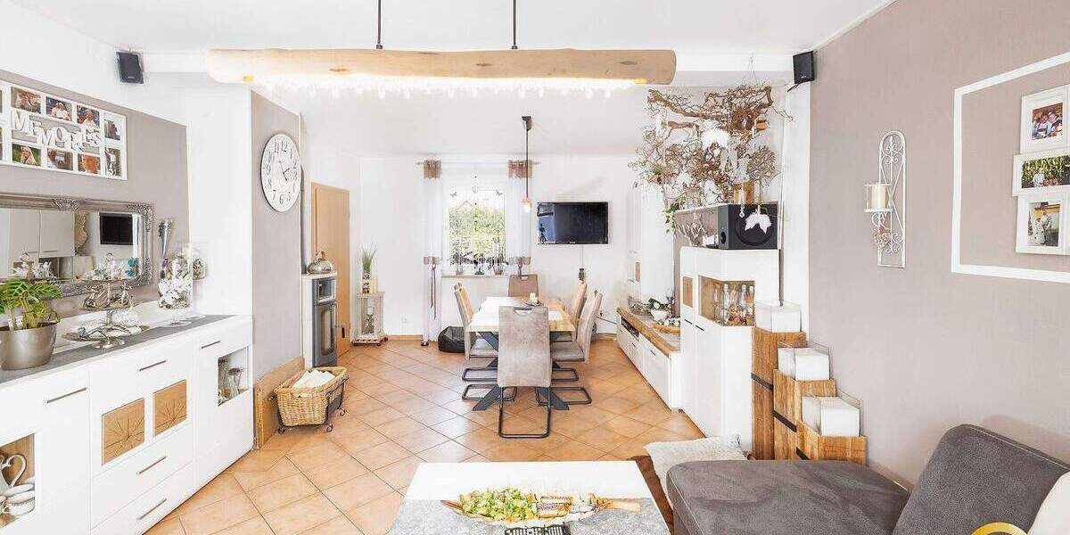 Gepflegtes Einfamilienhaus mit Einliegerwohnung, auf großem Grundstück in Kelheim, zu verkaufen. 6 zimmer