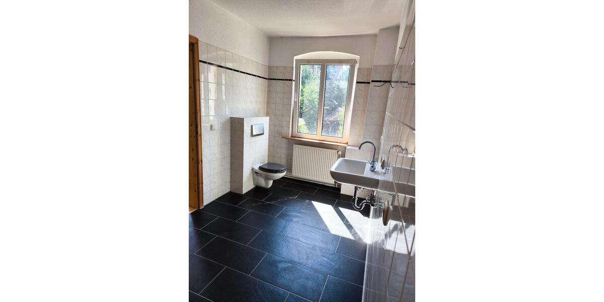 Dachgeschoßwohnung Burg - 3 Zimmer, 73 m&sup2;, 439&euro; | Angebot:25990023