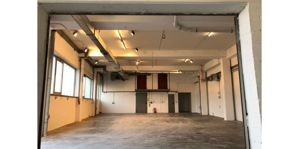 Verkehrsgünstige Lagerhalle m. Sanitärräumen, eigenem Tor und 2 Parkplätzen provisionsfrei - Gewerbeobjekt Remshalden | Angebot:22695774